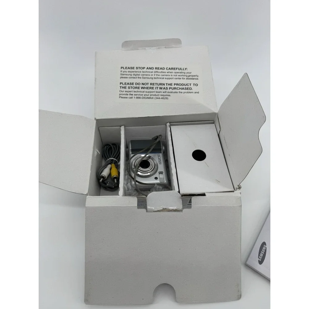 Samsung Digimax S800 8.1 Mega Pixels Digital Camera Silver Point in Original Box